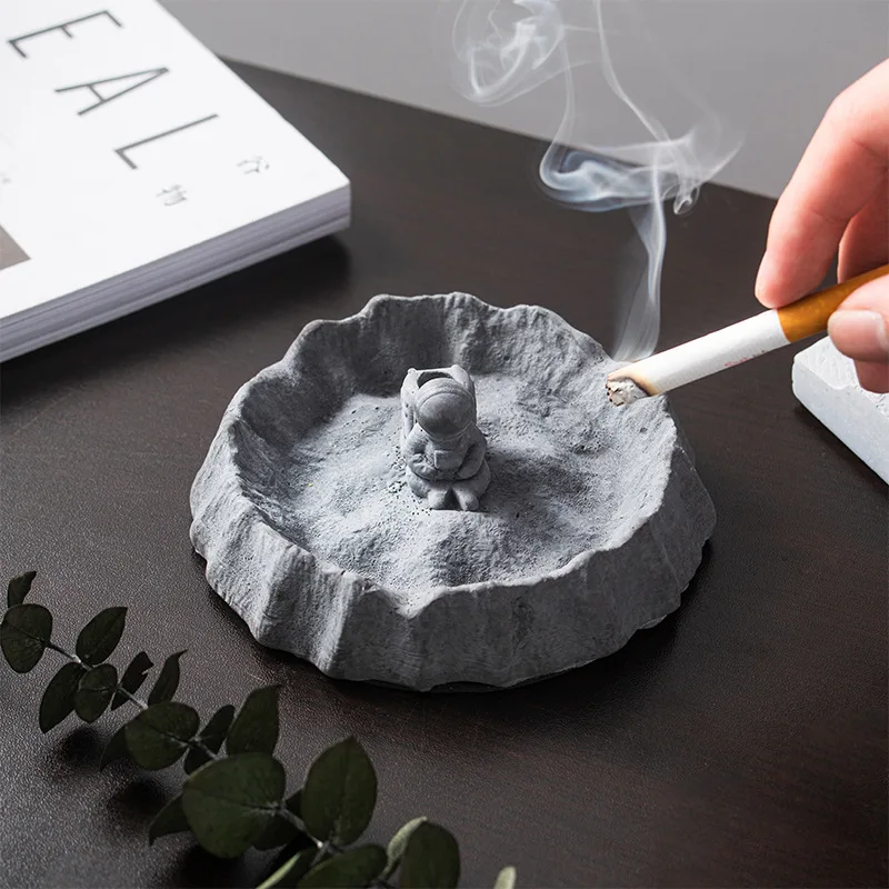 

Moon Landscape Astronaut Cement Ashtray Cigarette Ash Tray Holder Cigar Ashtray Office Tabletop Decor Gift for Boyfriend Father