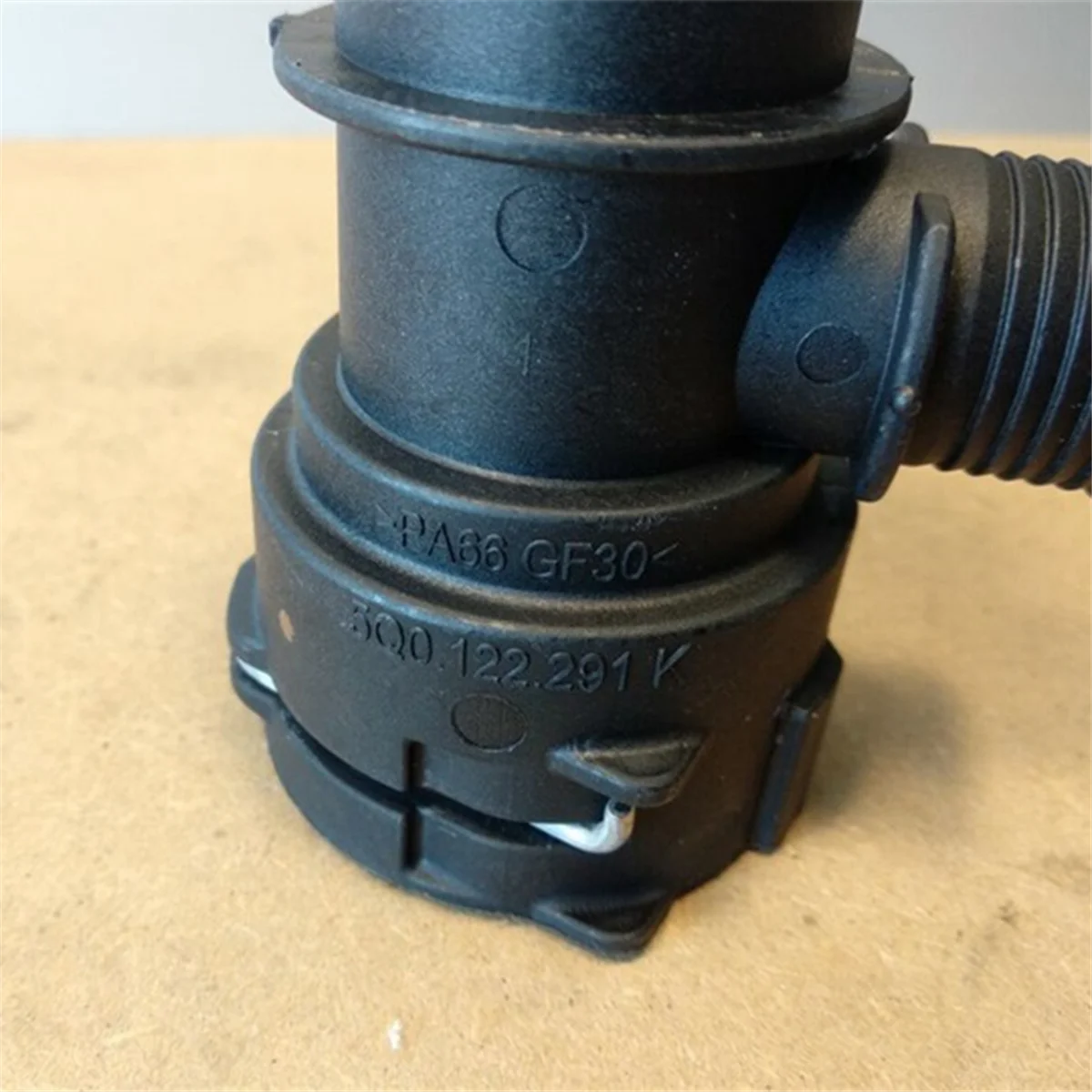 Фланец охлаждающей жидкости автомобиля фланец водяной трубы 5Q0122291K для AUDI A3 TT SKODA