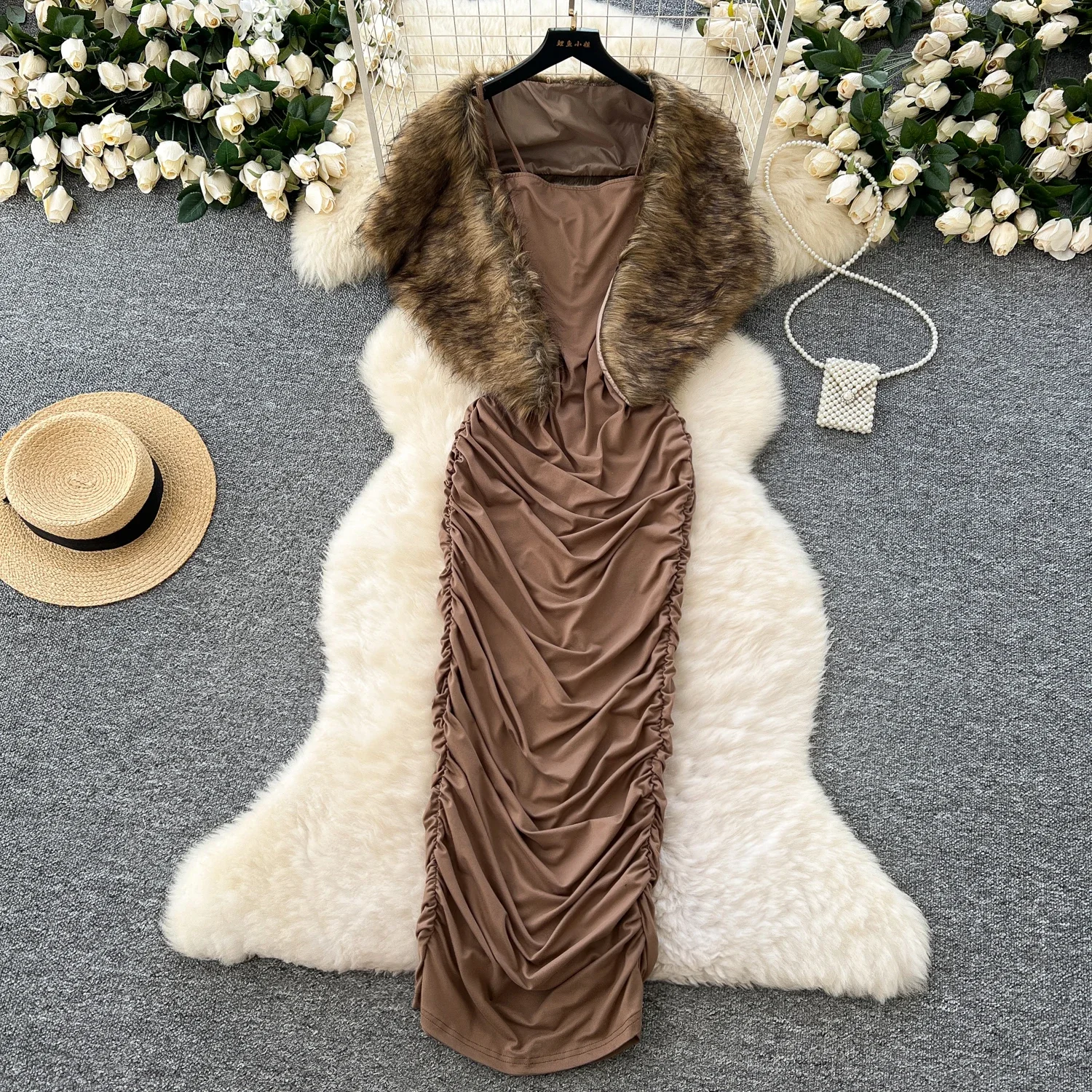 Женское платье без рукавов на бретелях