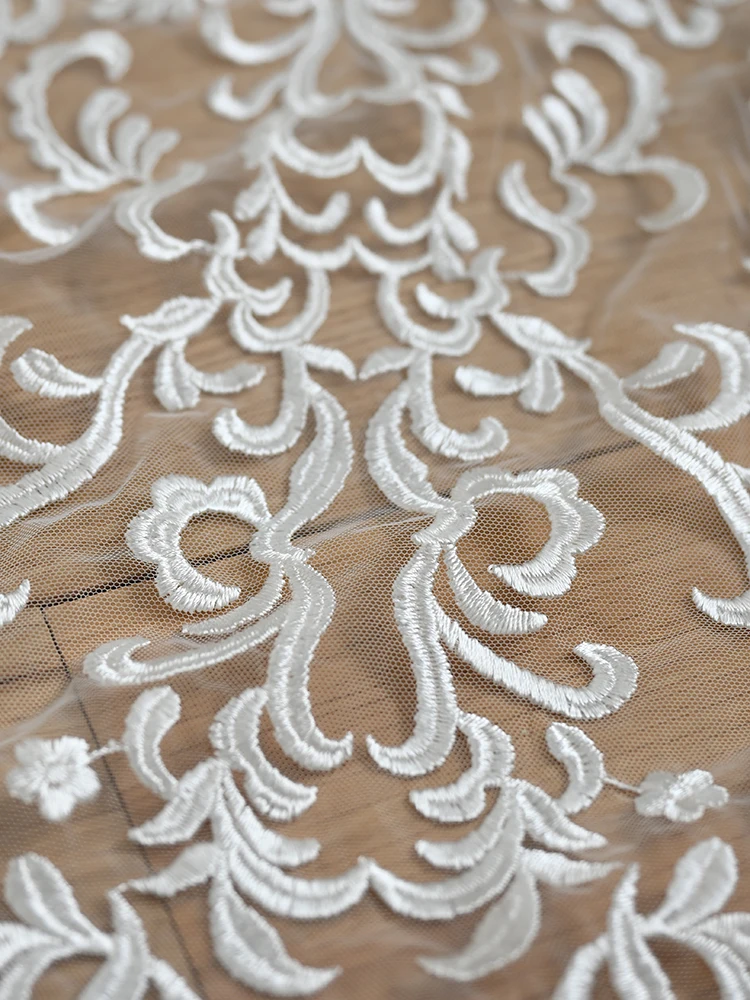 

130CM Width Fashion Dress Top Quality Off White Gorgeous Embroidered French Lace Fabric Tulle Mesh Plain Bridal Lace Fabric 2023
