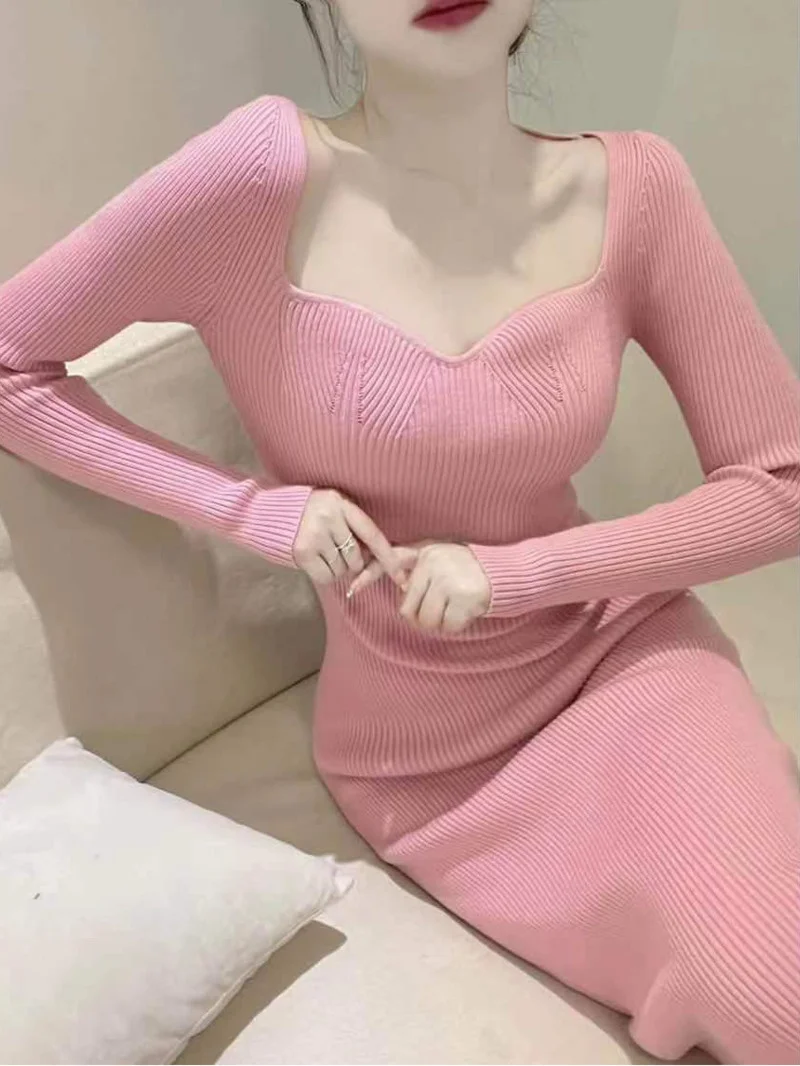 

Женское трикотажное платье-свитер с лепестками и воротником-стойкой