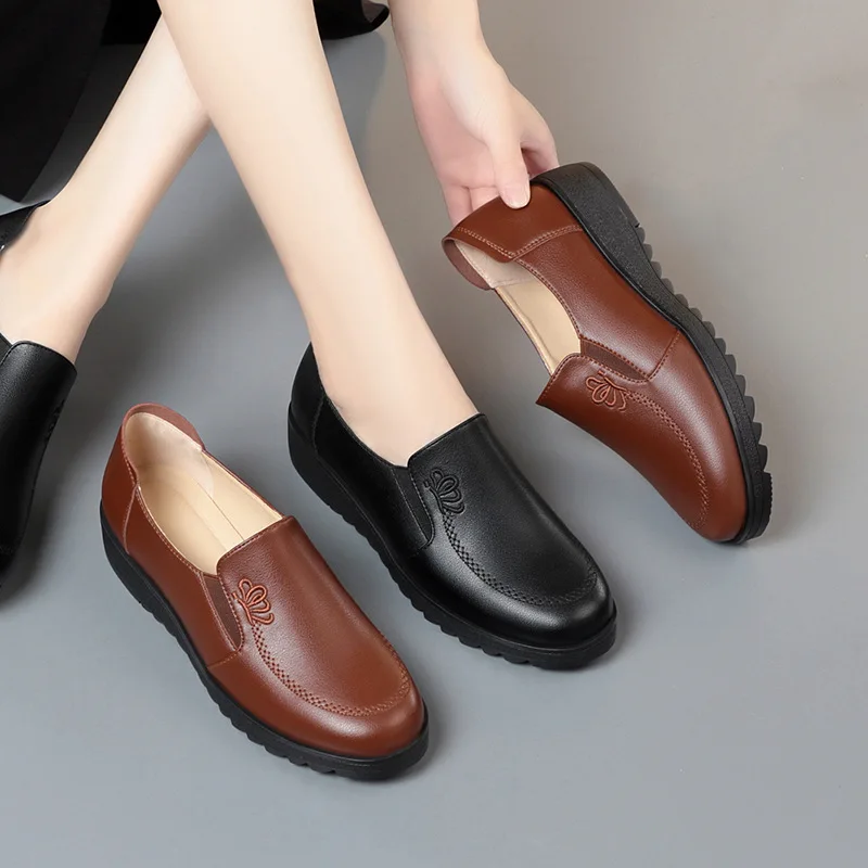 

Mother's Shoes Soft Leather Bottom Embroidered Leather Shoes Middle-aged And Elderly Deep Mouth Single Comfortable Women's Shoes