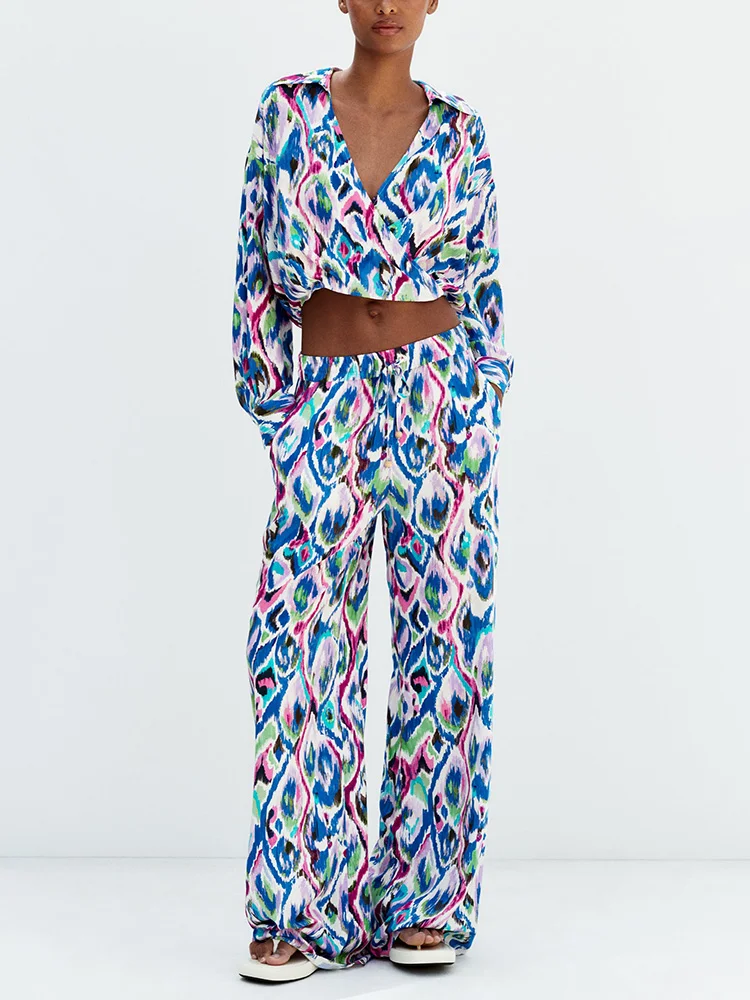 

модные комплекты брюк с винтажным принтом 2023 года, укороченная рубашка с V-образным вырезом и широкими брюками с завышенной талией, комплект из двух предметов для женщин