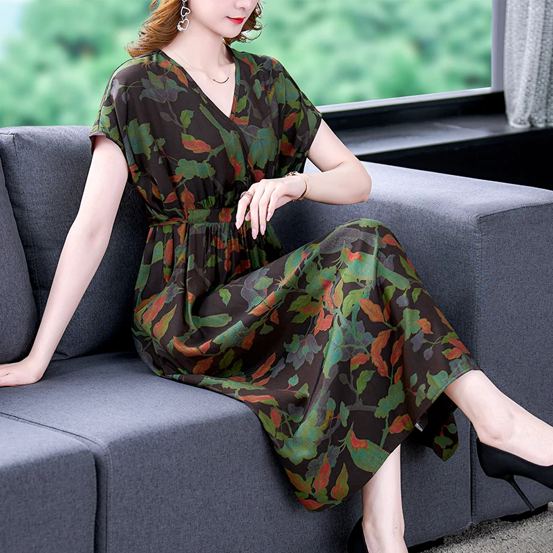 

Женское платье средней длины с V-образным вырезом и завышенной талией