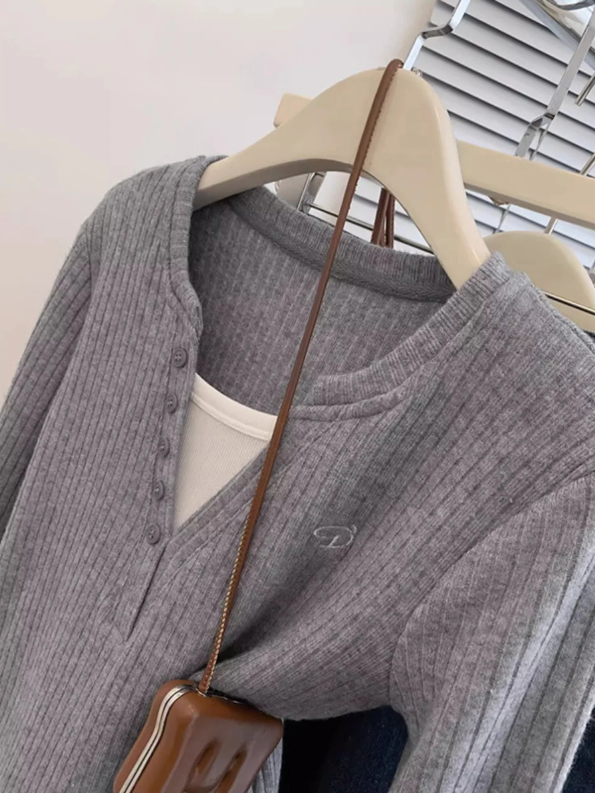 Plus Size Gray Fake Two Pieces V-neck Knit Women Spring and Autumn 2024 New Design Sense Retro Shoulder Pullover Top