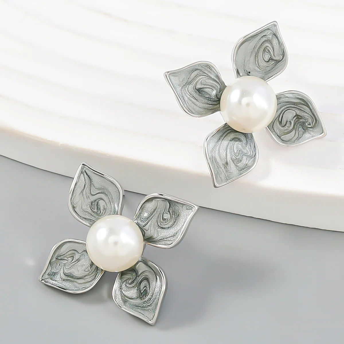 

Elegant Enamel Pearls Korean Flower Stud Earrings for Women Gold Boho Gray Earring