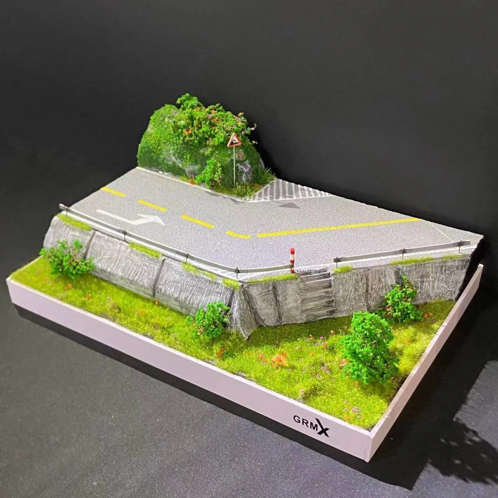 Фото Миниатюрная модель автомобиля 1:64, миниатюрная сцена, сделанная вручную, имитация ландшафта с холмистой местностью, реалистичные детали для демонстрации №3