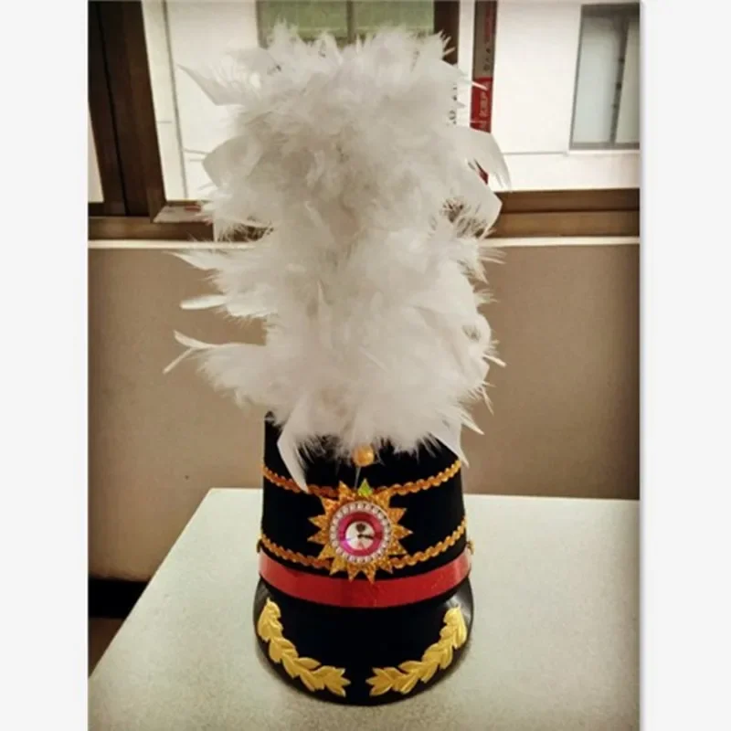Шляпа в стиле милитари с белыми перьями головной убор для школьных представлений