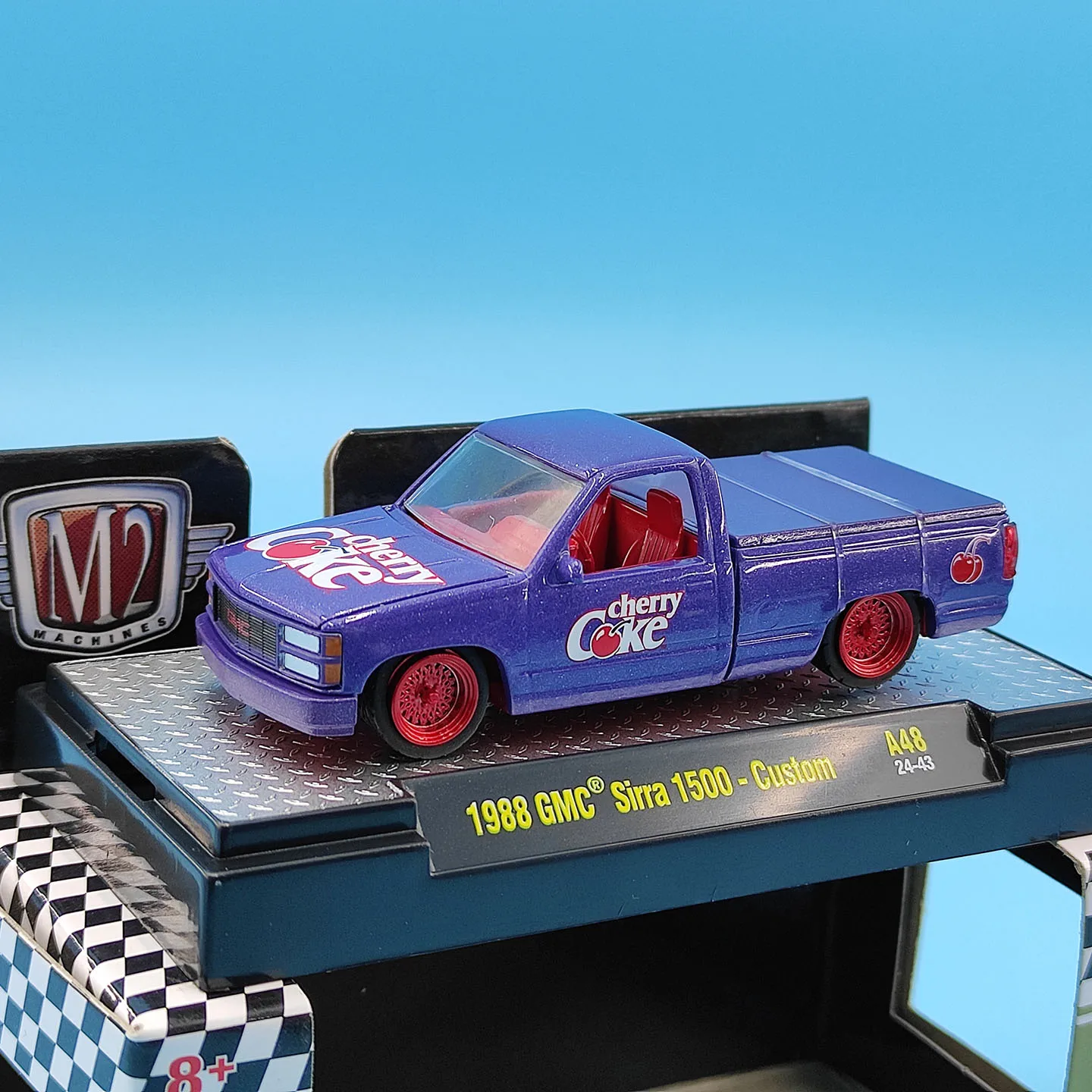 Фото Модель автомобиля GMC Sierra 1500-Custom 1988 года, масштаб 1:64, литая под давлением, из сплава металлов №4