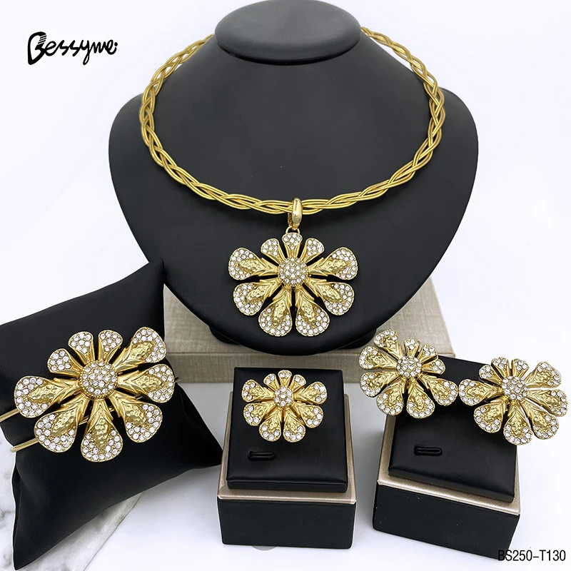 Комплект бижутерии из колье и подвески в виде бабочки