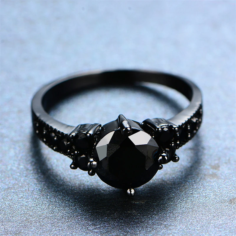 Черное кольцо фото. Кольцо из черного оникса. Чёрное кольцо женское. Кольца чёрные для девушек. Классическое кольцо с черным ониксом.