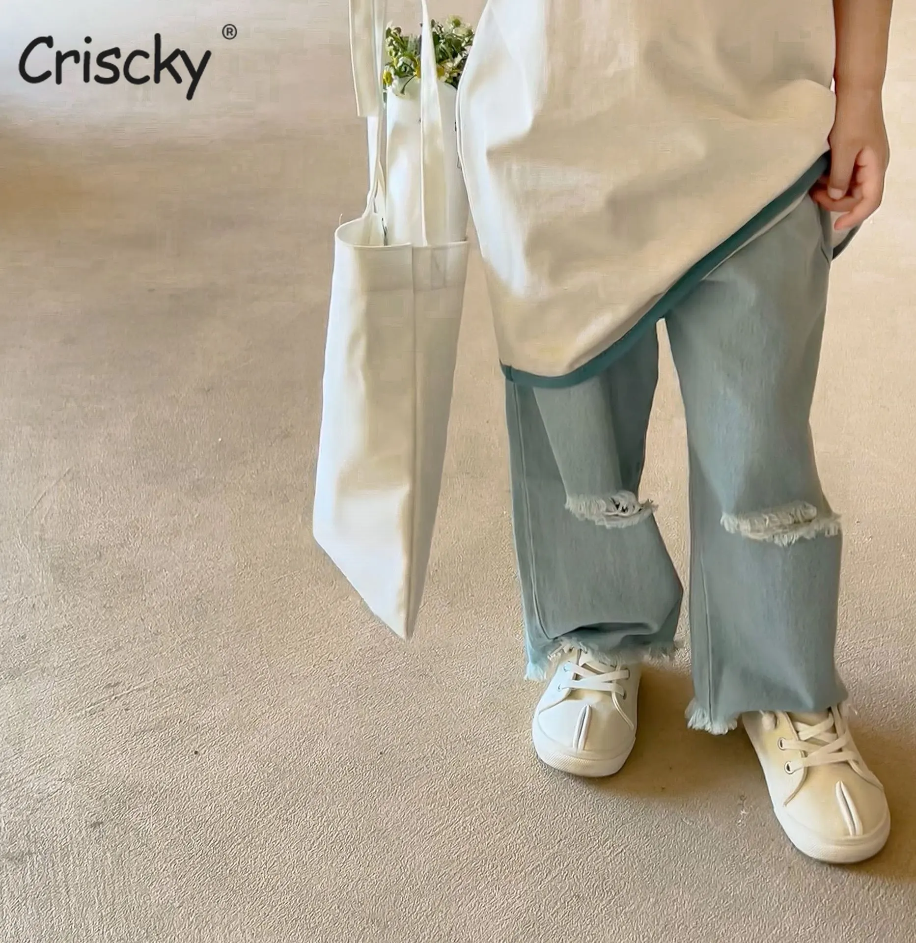 

Новинка весна-лето-осень 2023, детская одежда для девочек, детские однотонные джинсовые брюки с дырками для малышей, детская одежда JeansC01