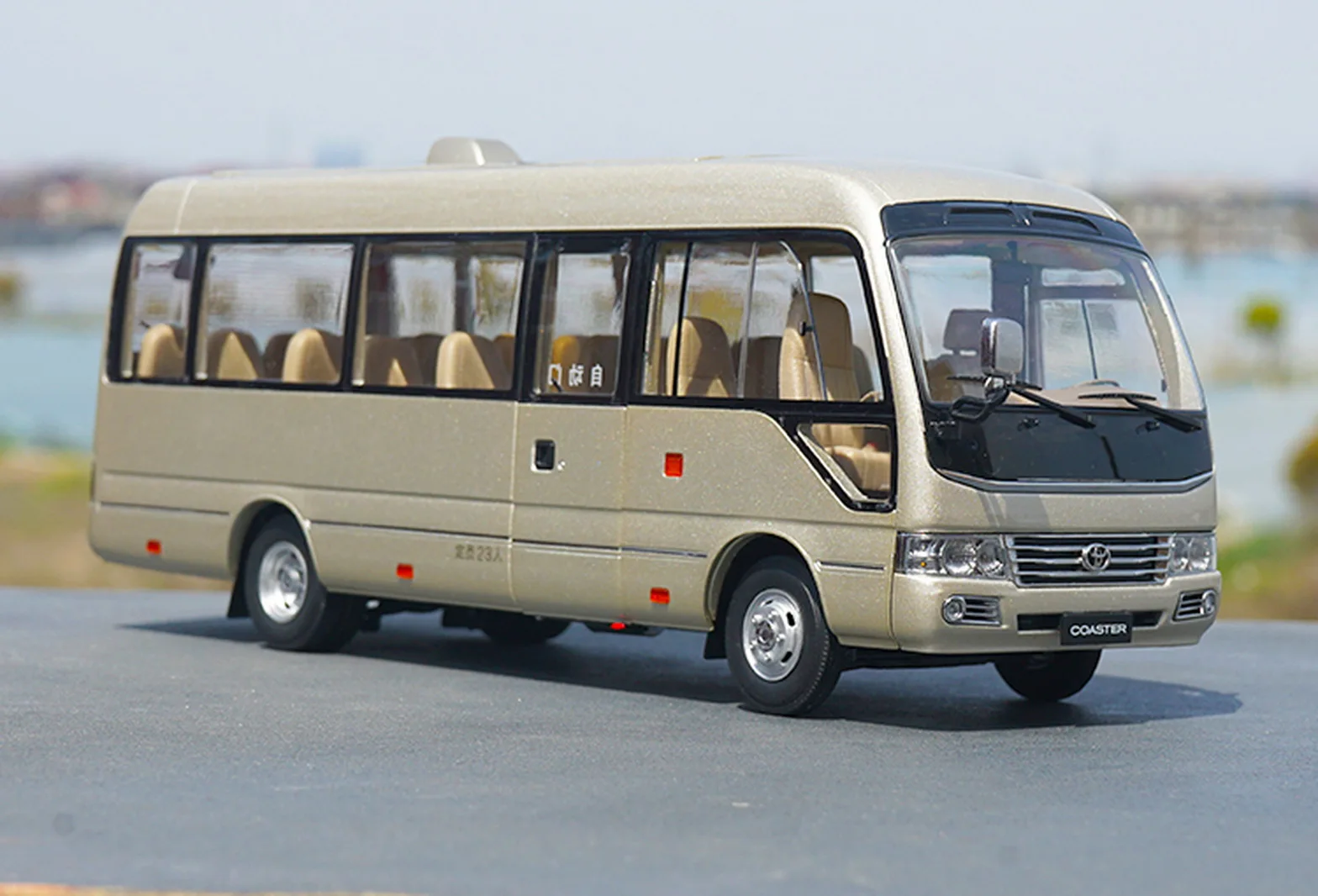 

Модель автомобиля Toyota Coaster с литым под давлением в масштабе 1/24, коллекционная игрушка, подарок, перо