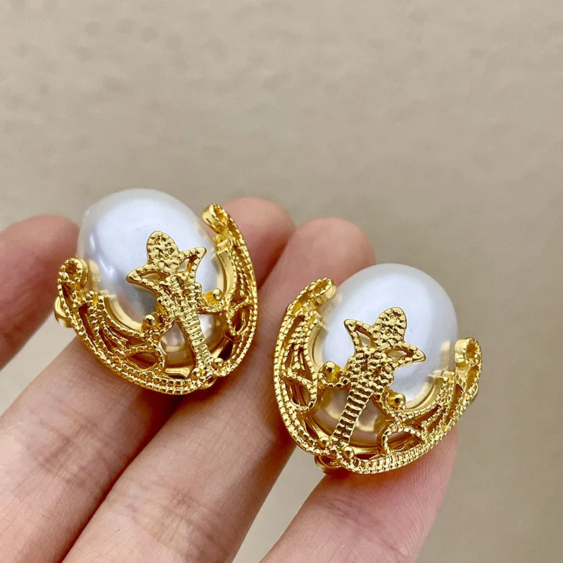 

New 2023 Fashion French Type Metal Button Big Pearl Stud Earring for Women Vintage Gold Carved Oval Creative Ear Jewelry Gifts