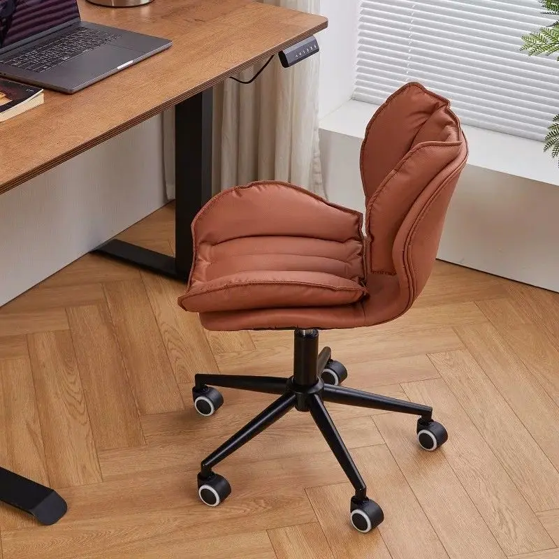 Фото Игровое кресло из искусственной кожи карамельно-коричневого цвета, поворотное, с регулировкой высоты, вращающееся на 360 градусов, для дома и офиса, с универсальными колесиками. №1