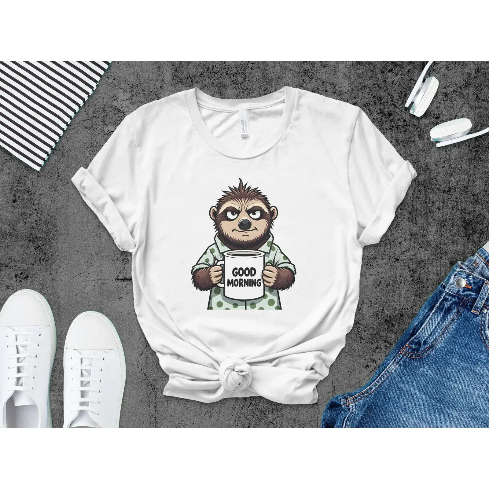 Фото Футболка Good Morning Sloth с забавным принтом для любителей кофе, винтажный топ с эффектом потертости для повседневной носки, удобная уличная одежда №1