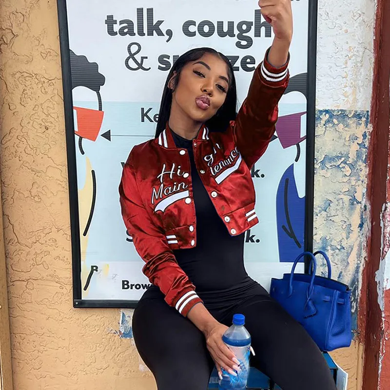 Женская короткая бейсбольная куртка с Вышивкой Букв повседневная облегающая