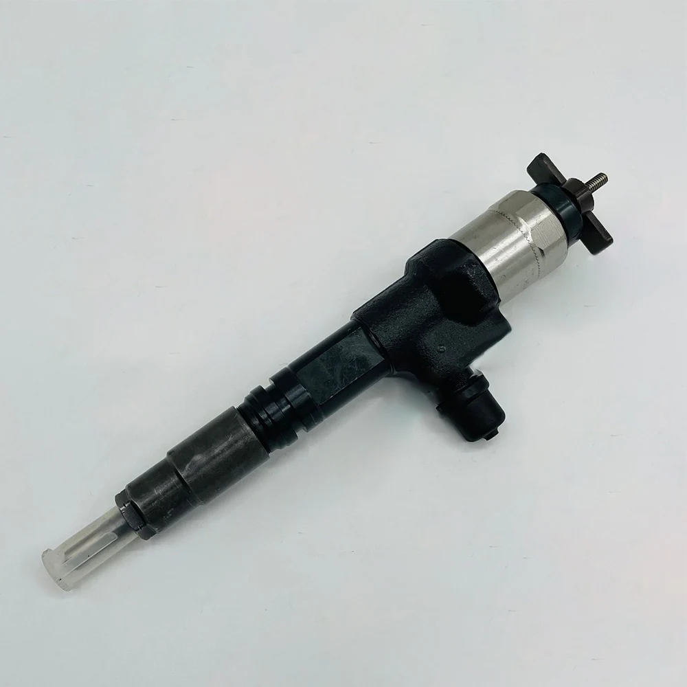 

Diesel Fuel Injector 095000-9690 1J500-53051 for KUBOTA V3800 V3800T