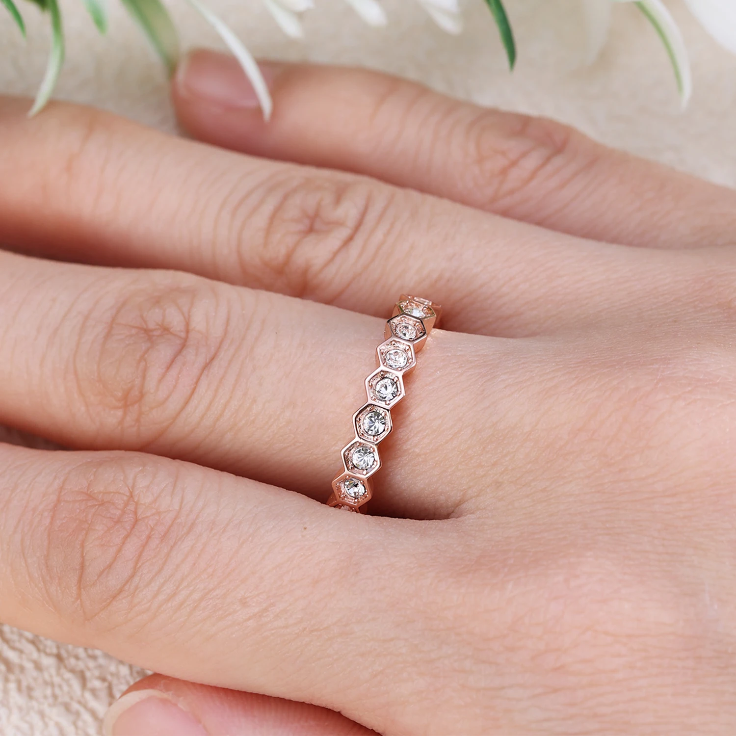 Фото Daisini Crystals from Swarovski Honeycomb Band Ring Высокое качество Bass для женщин и мужчин пара Unsiex модные украшения на палец вечерние №4