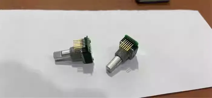 ЭНКОДЕР STEP с 24 ТОКАМИ С КНОПОЧНЫМ ПЕРЕКЛЮЧАТЕЛЕМ ДЛИНАМИ РЕЗЬБОМ 20 ММФ