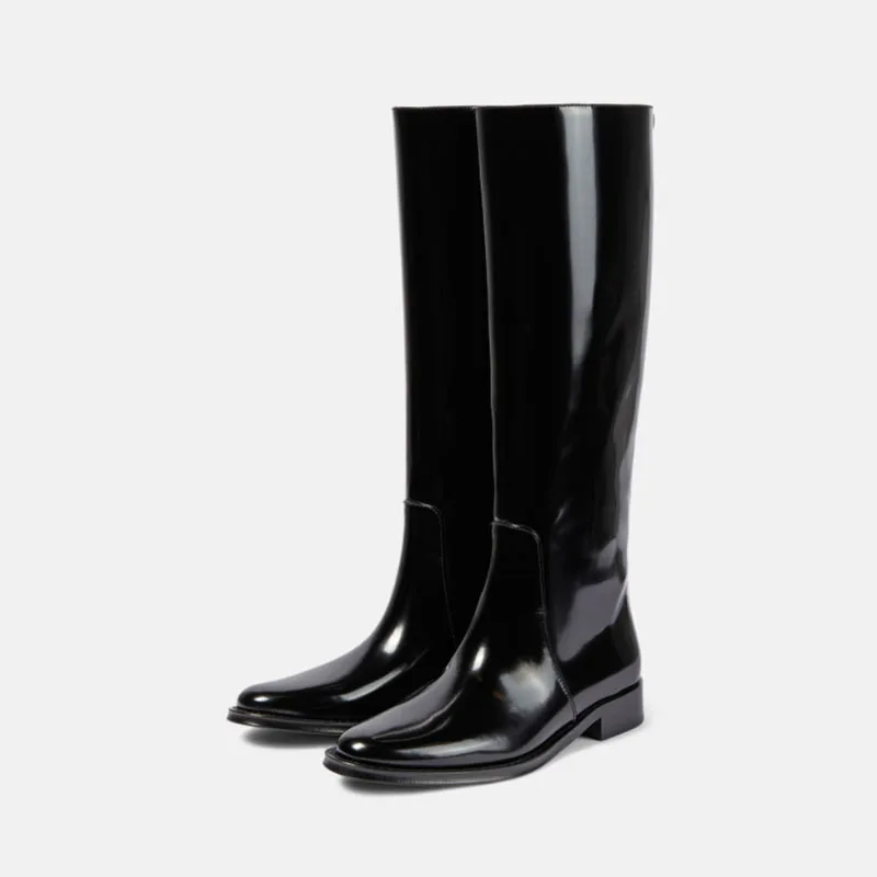 Arden Furtado 2024 осенние сапоги до колена из лакированной кожи с металлической пряжкой