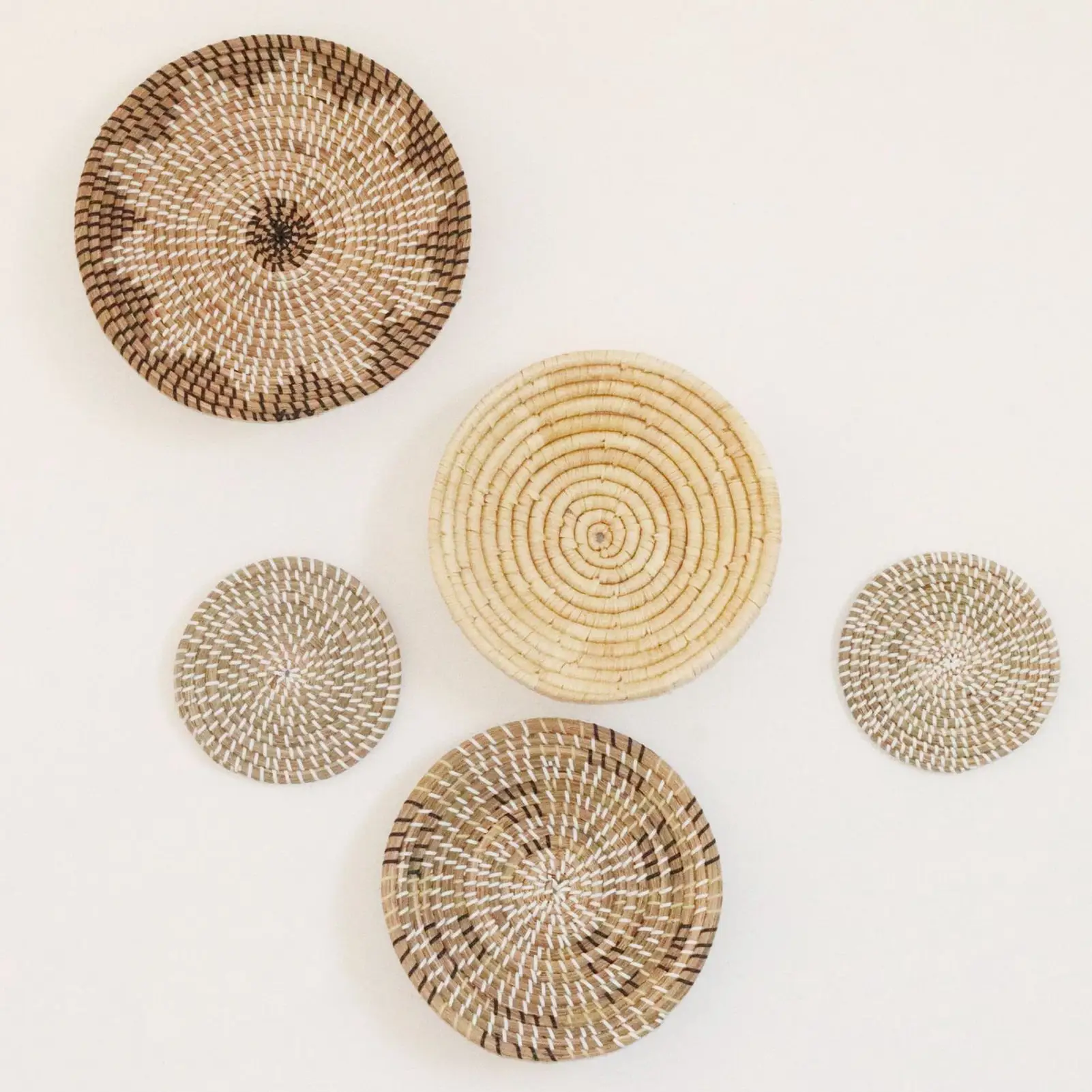 

5PCS Woven Basket Wall Decor Wicker Wall Hangings Boho Art Home Decor Round Woven Wicker Baskets Different Sizes 8 To 14 Inch