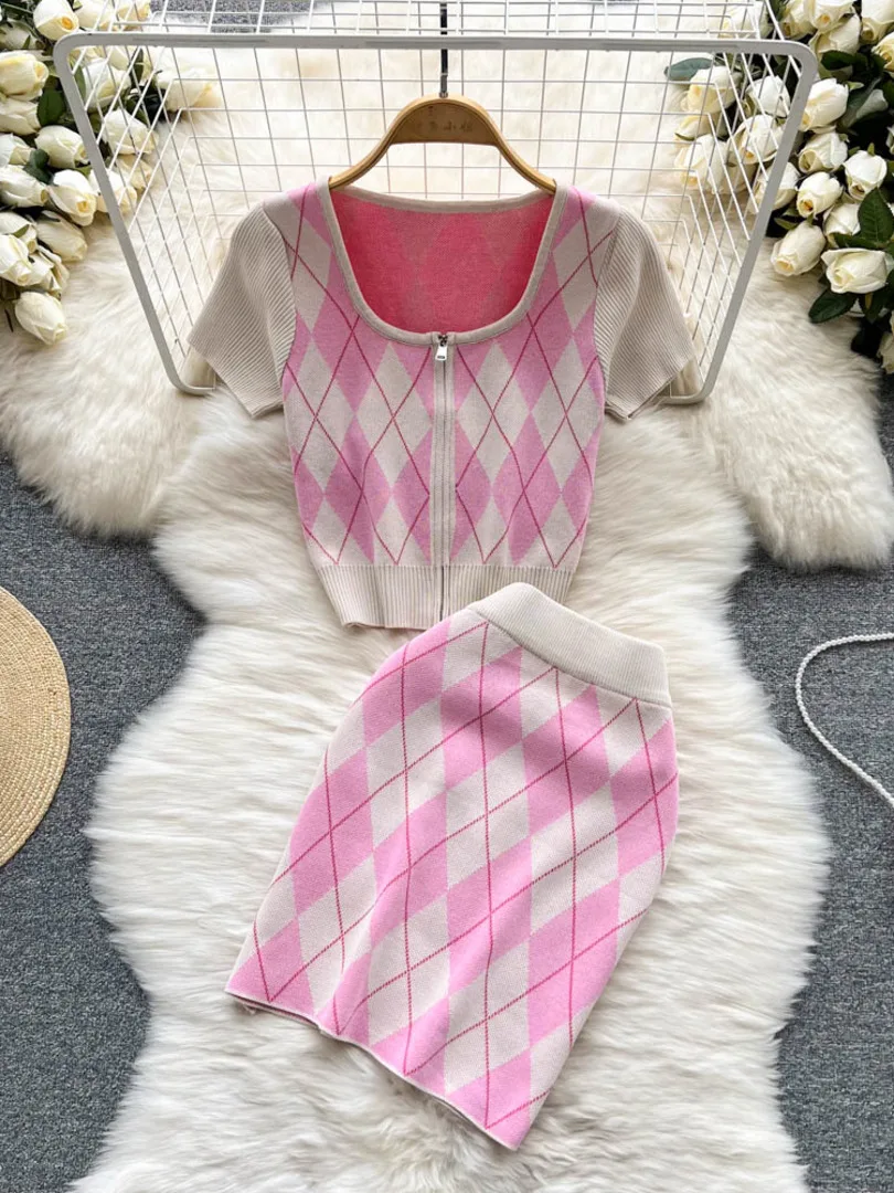 

Женский костюм из двух предметов в Корейском стиле, ТРИКОТАЖНЫЙ УКОРОЧЕННЫЙ ТОП на молнии с коротким рукавом и мини-юбка с эластичным поясо...