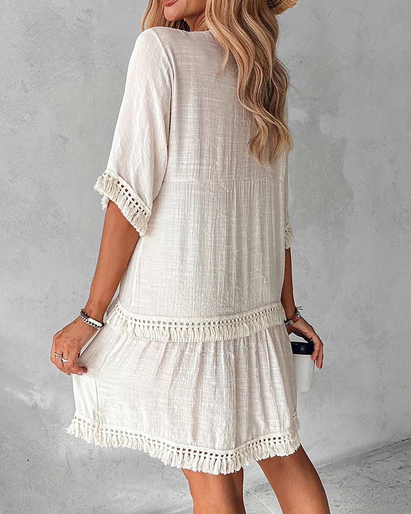 Женское весеннее платье-мини с вышивкой и кисточками