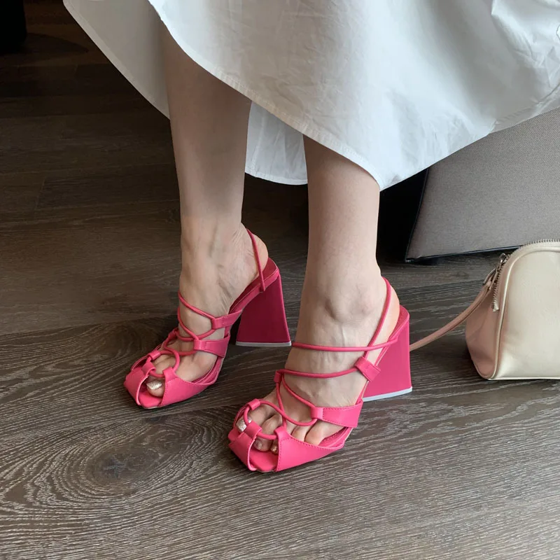 

Сандалии женские на квадратном каблуке 11 см, босоножки на высоком каблуке, с перекрестными ремешками, дизайнерская обувь, цвет белый, лето ...