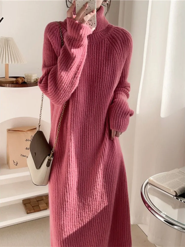 Платье трикотажное однотонное с высоким воротником на осень/зиму