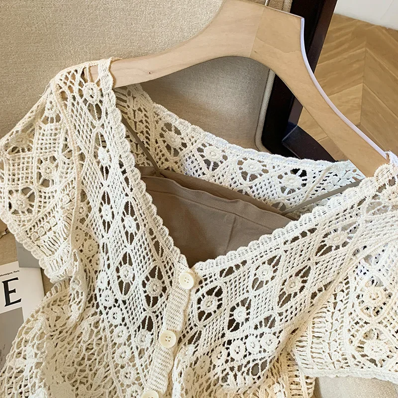 Вязаный пуловер с v-образным вырезом во французском стиле. Чувственная сборка