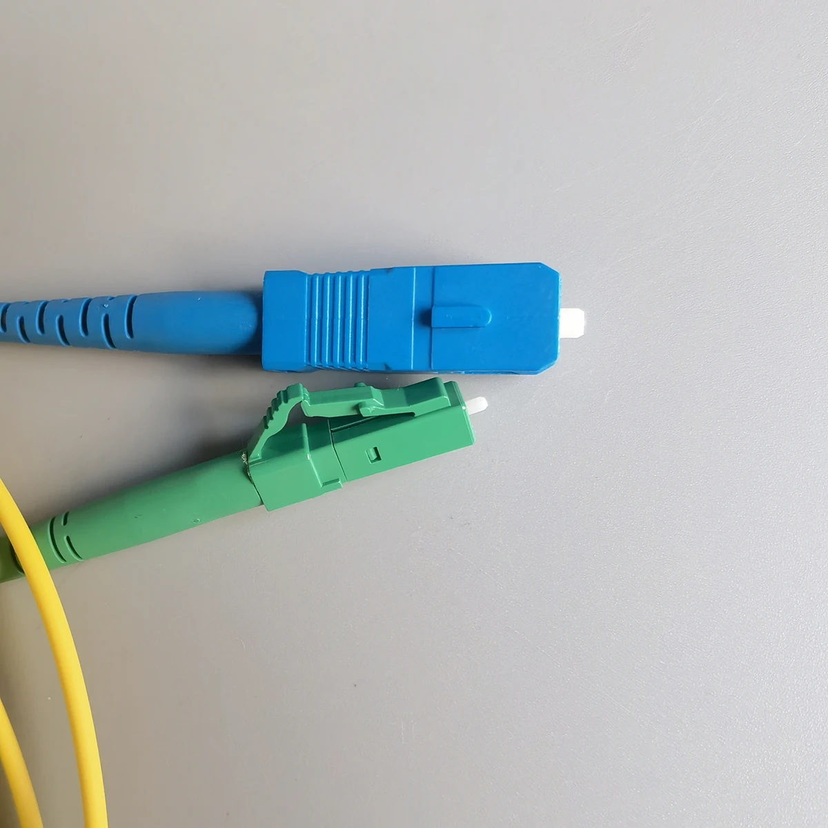 Оптический патч-корд Кабель 3M LC/APC-SC/UPC 2 0 мм для использования в помещении FTTH G657A1