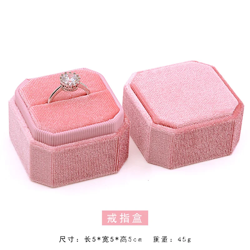 

Бархатная подарочная коробка для колец