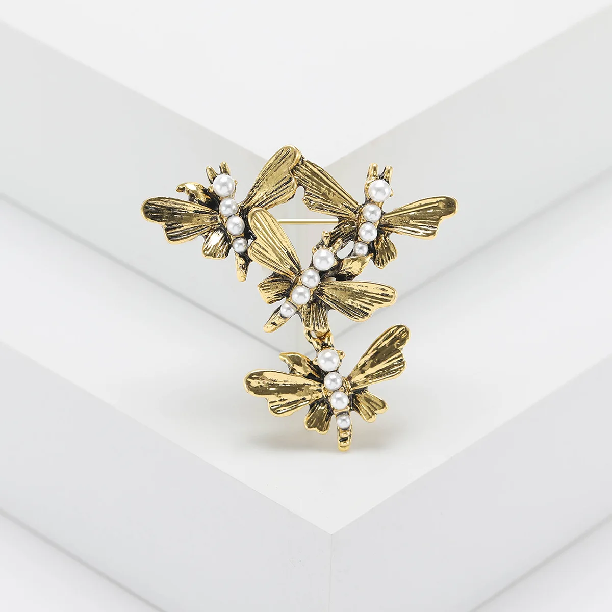 

Vintage Dragonfly Pearl Brooches For Women Insect Butterfly Lapel Pin Fashion Dress Coat Bag Accessories Party Daily Jewelry