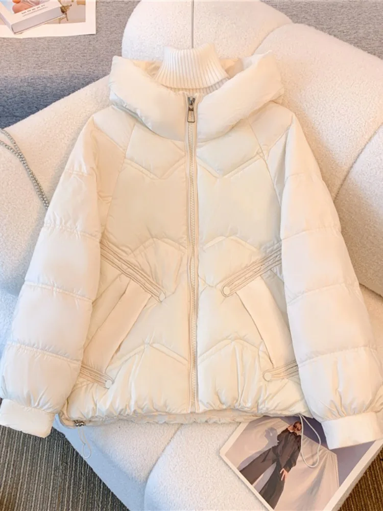 Зимняя популярная теплая женская одежда больших размеров. Пуховик с капюшоном.