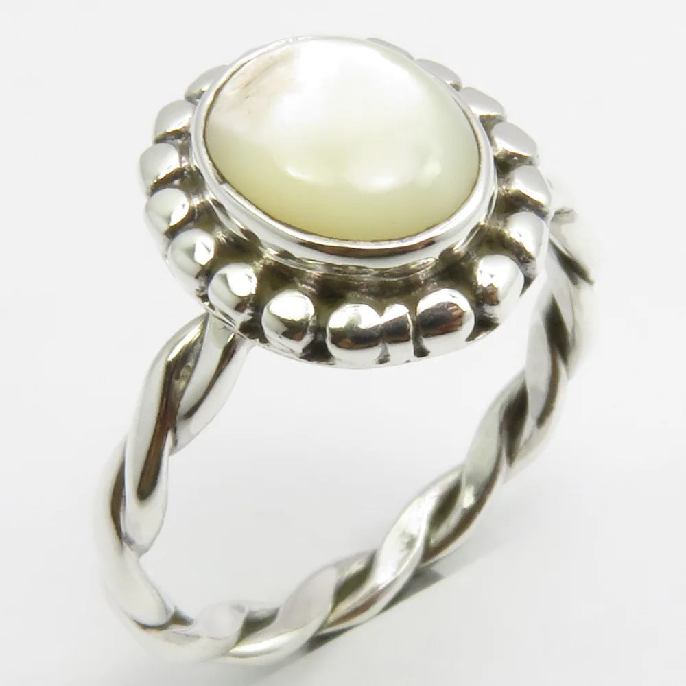 

Semi-precious Stone Ring Size 6.75 3.1 GramBijoux