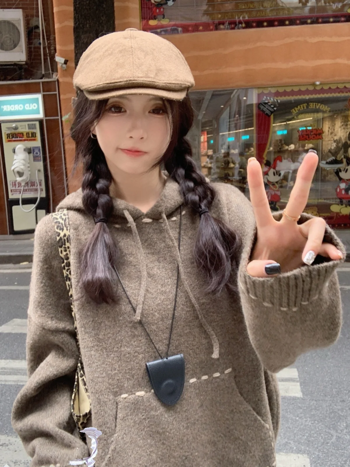 Мягкий клейкий свитер с капюшоном и открытой линией женский осенний 2024 новый