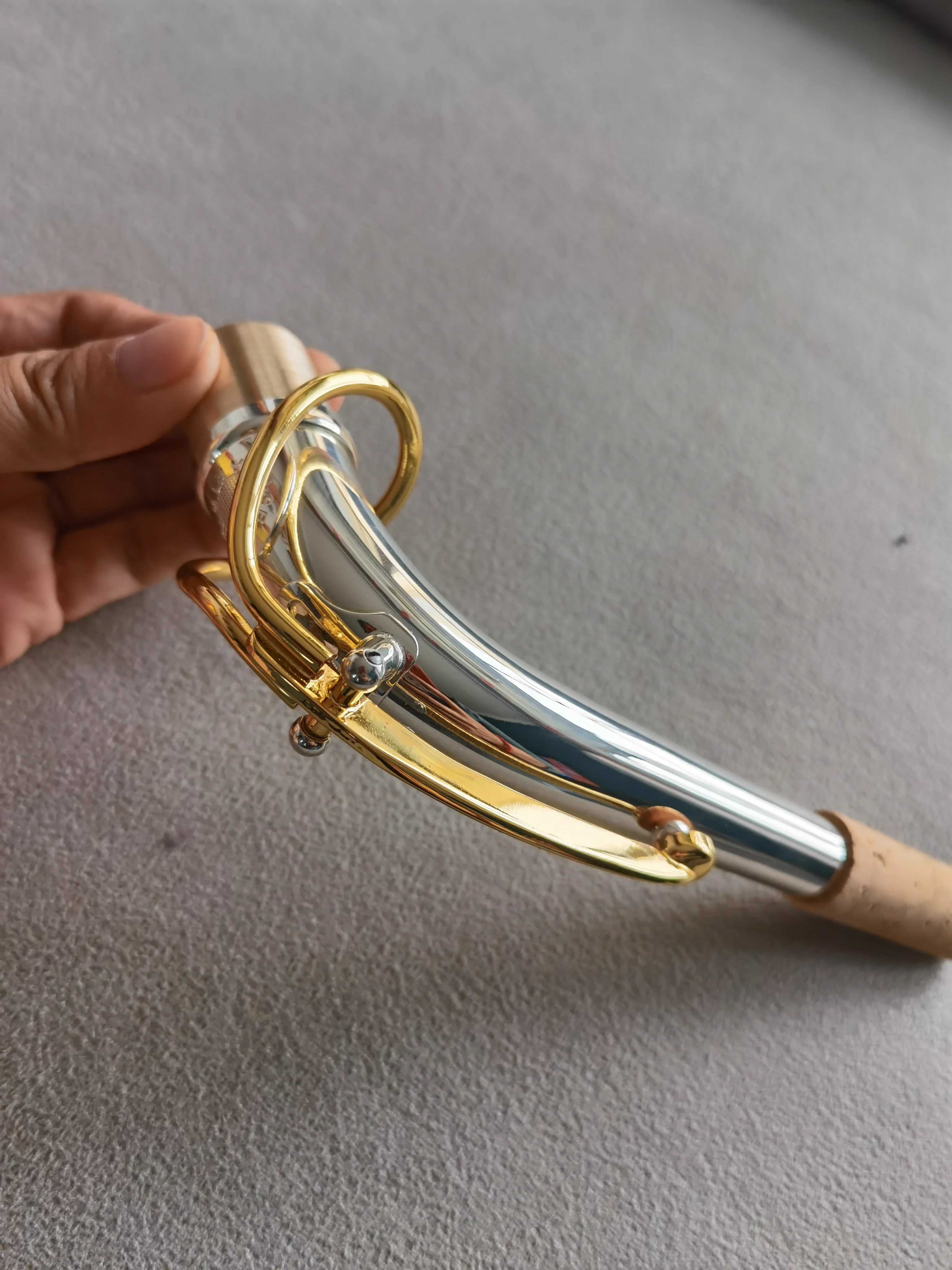 Посеребренный плоский альт-саксофон E с изогнутой шейной нитью и хорошим звуком.