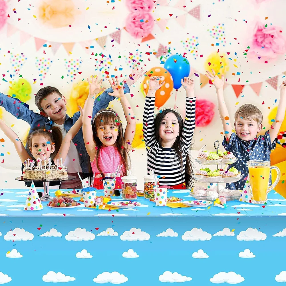 Скатерть с голубыми небом и белыми облаками одноразовая для вечеринки