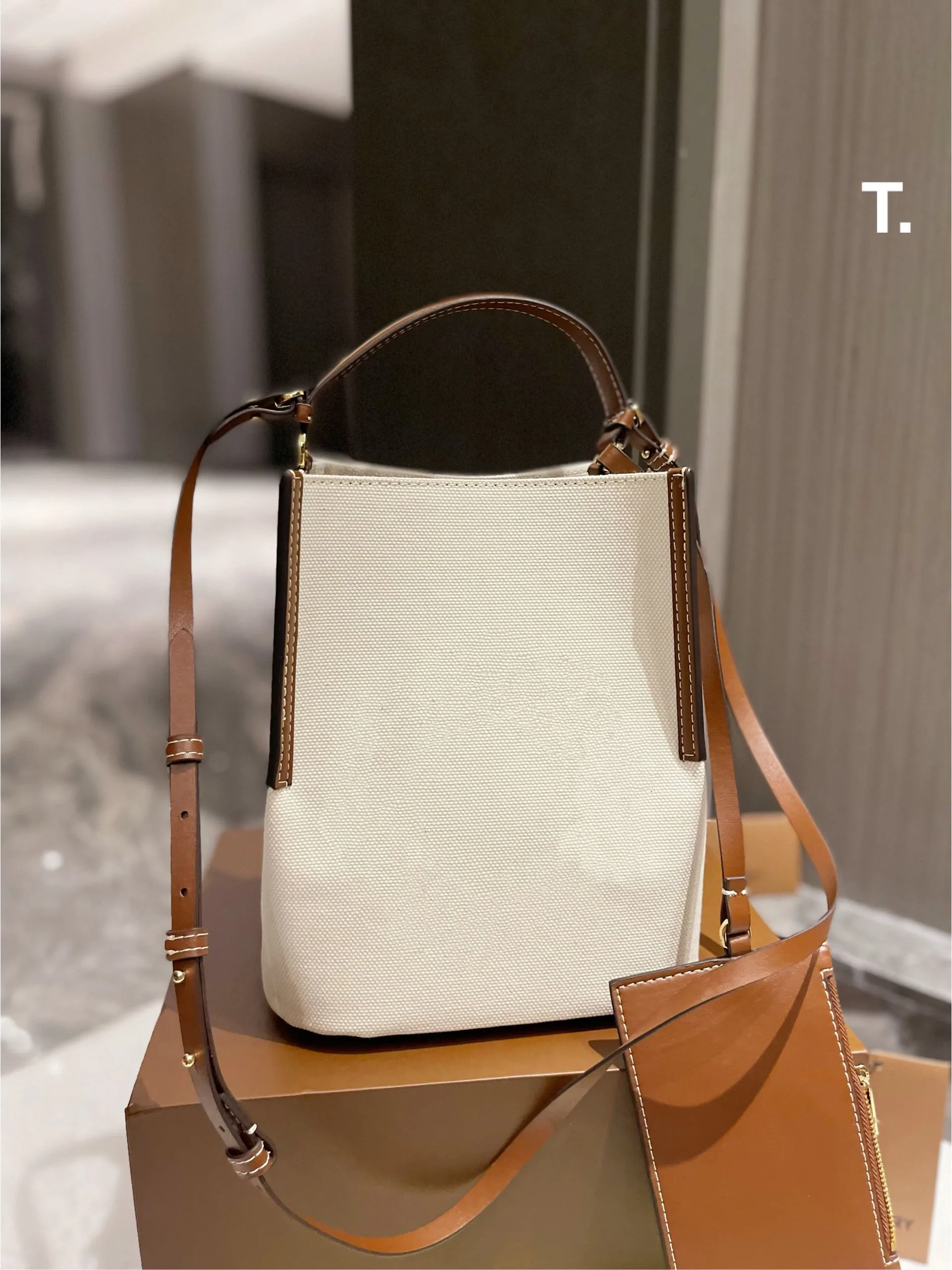 

2022 NEW BAG canvas women's bag Korean alphabet printed bucket bag mother bag large capacity with zero wallet