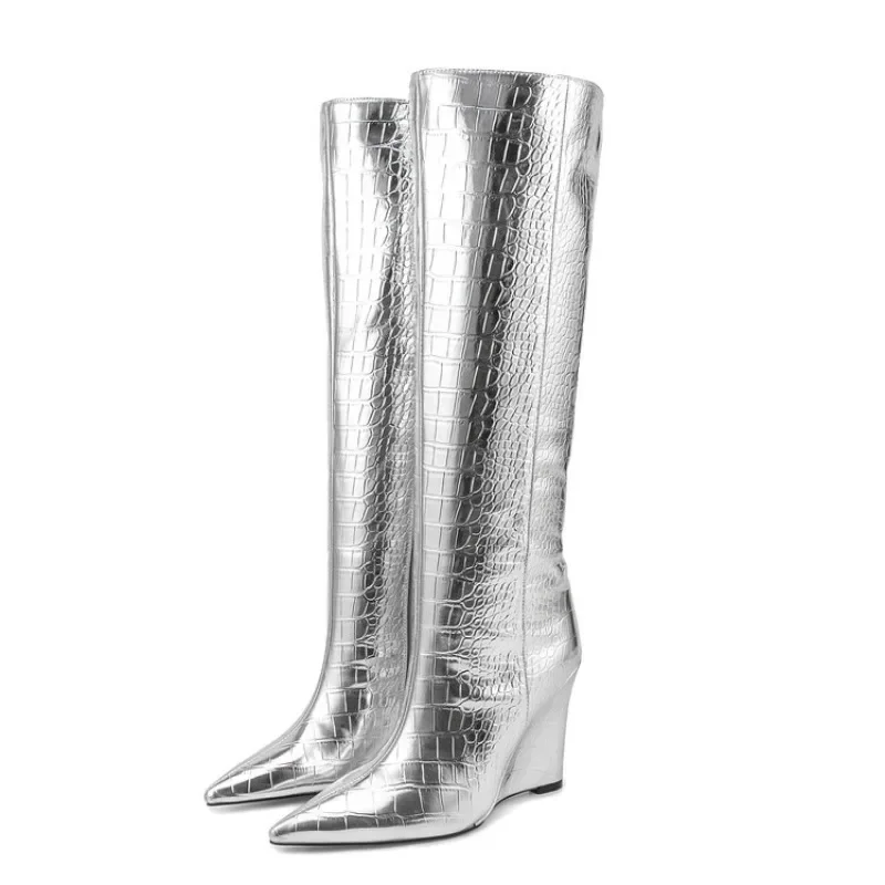 Женские сапоги на танкетке серебристые золотистые с острым носком в европейском