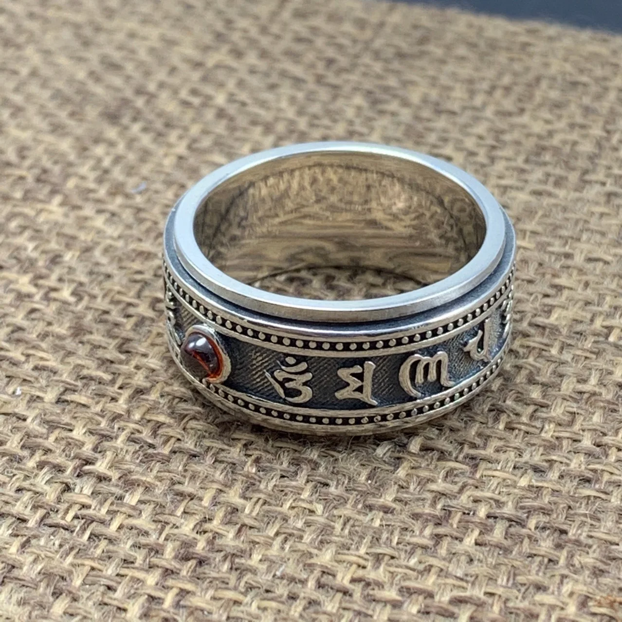 

Мужское серебряное кольцо с гранатом, серебро 925 пробы