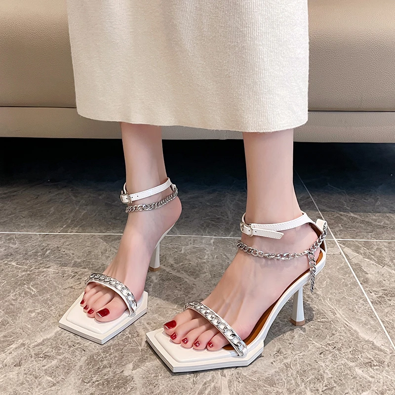 

Новинка лета 2023, новые Брендовые женские сандалии квадратной формы, модные женские элегантные туфли-лодочки с узкими ремешками и цепочкой, ...