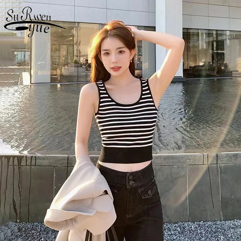 

Майка женская трикотажная в полоску, с эффектом потертости