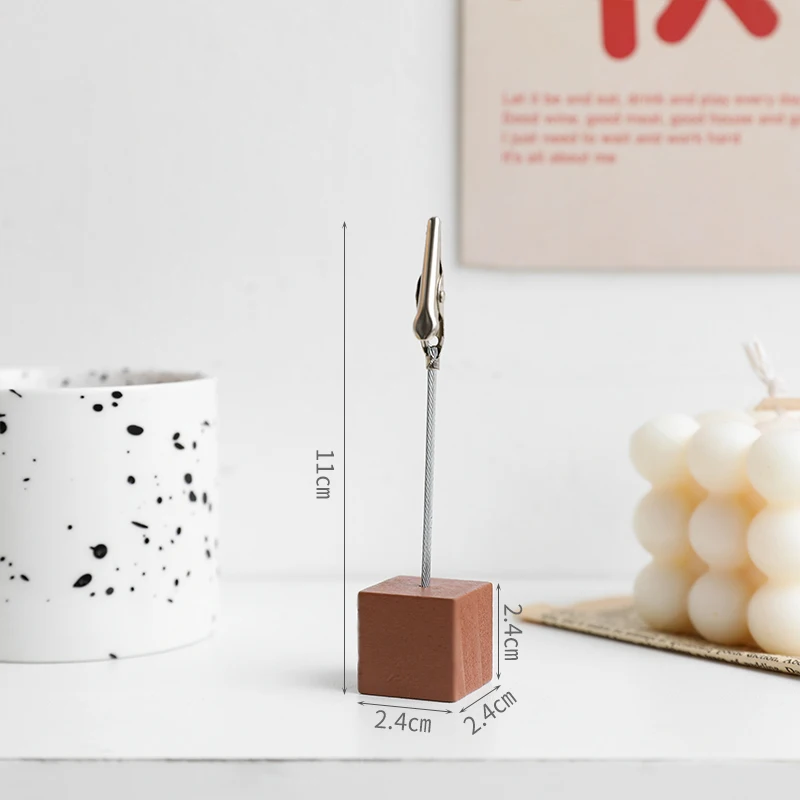 

Деревянный держатель для таблички с именем