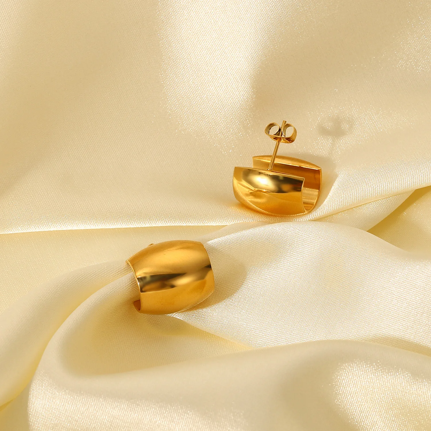 

DEAR-LIFE Fashion personality oval wide face arc earrings women's simple earrings light luxury jewelry