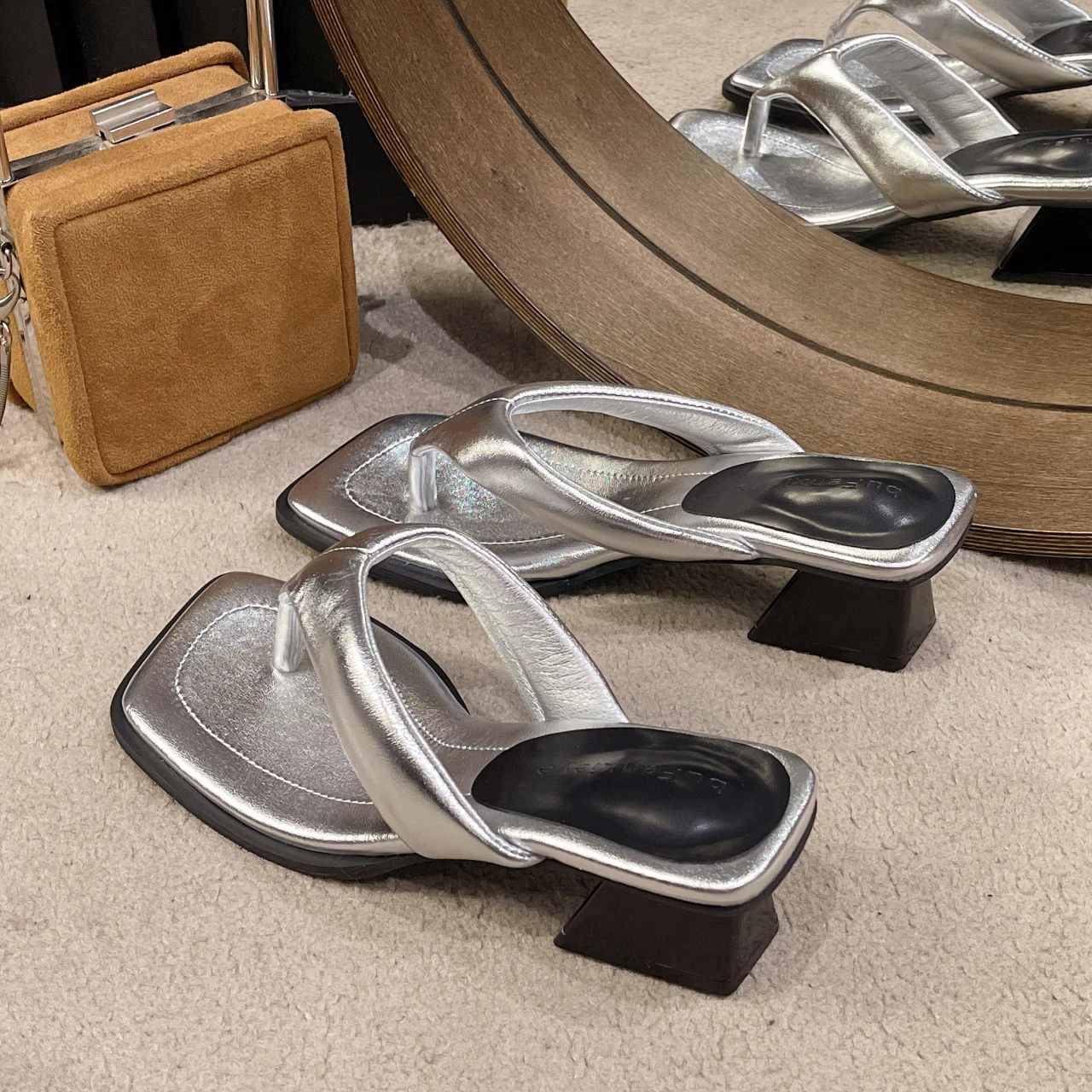 Сандалии женские на тонком каблуке