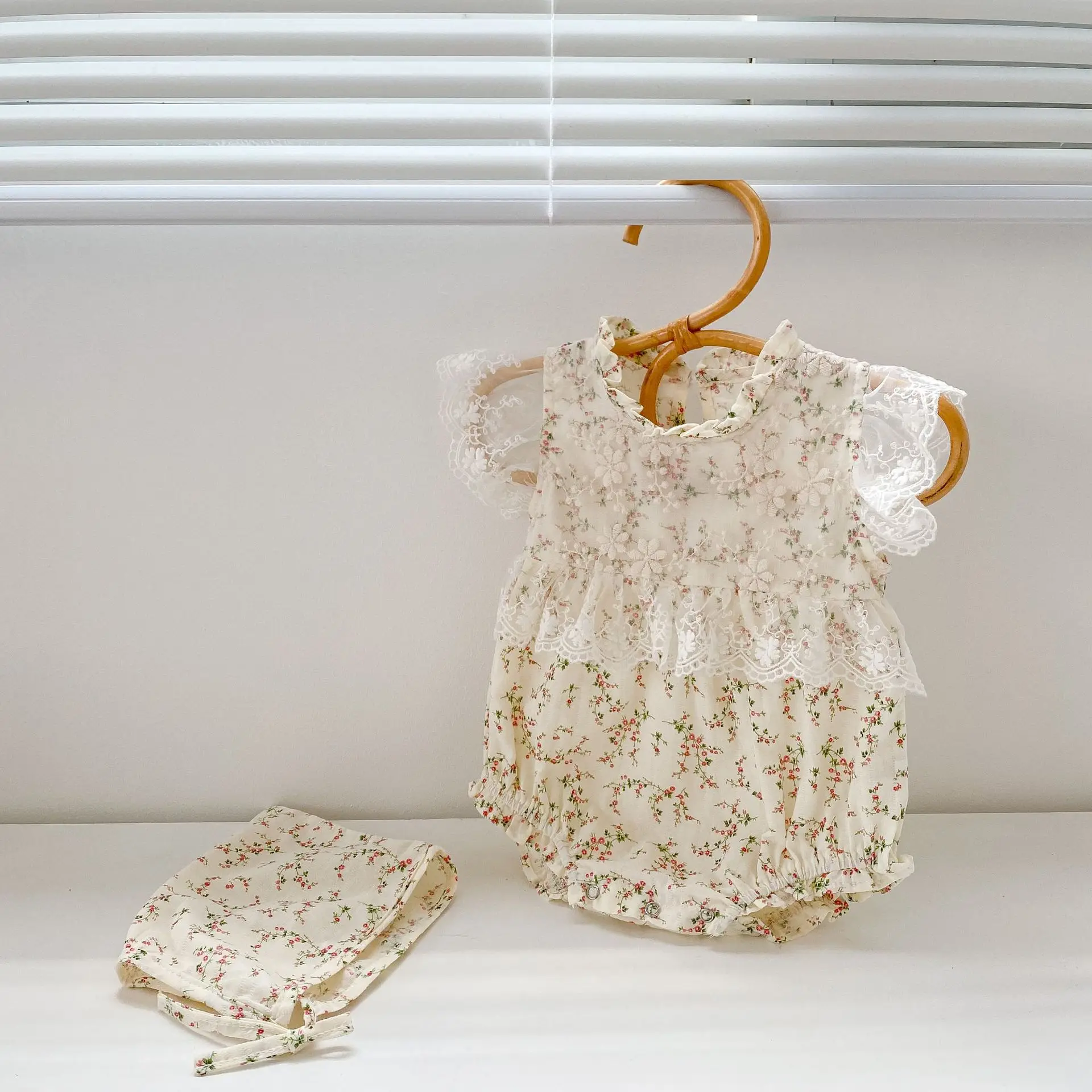 

2023 Korean Toddler Girls' New Summer Romper Lace Fly Sleeve Cotton Floral Printed Jumpsuit Infant Baby Girl Bodysuit Clothing