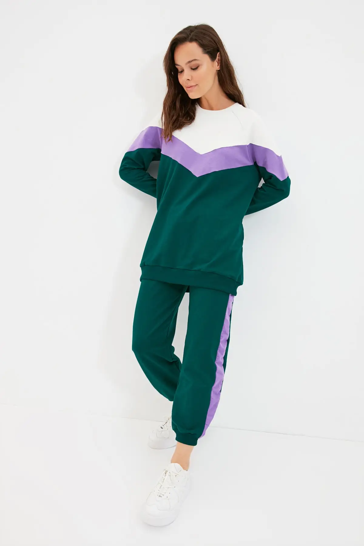 

Зеленый трикотажный спортивный костюм с велосипедным вырезом TCTAW22EN0052