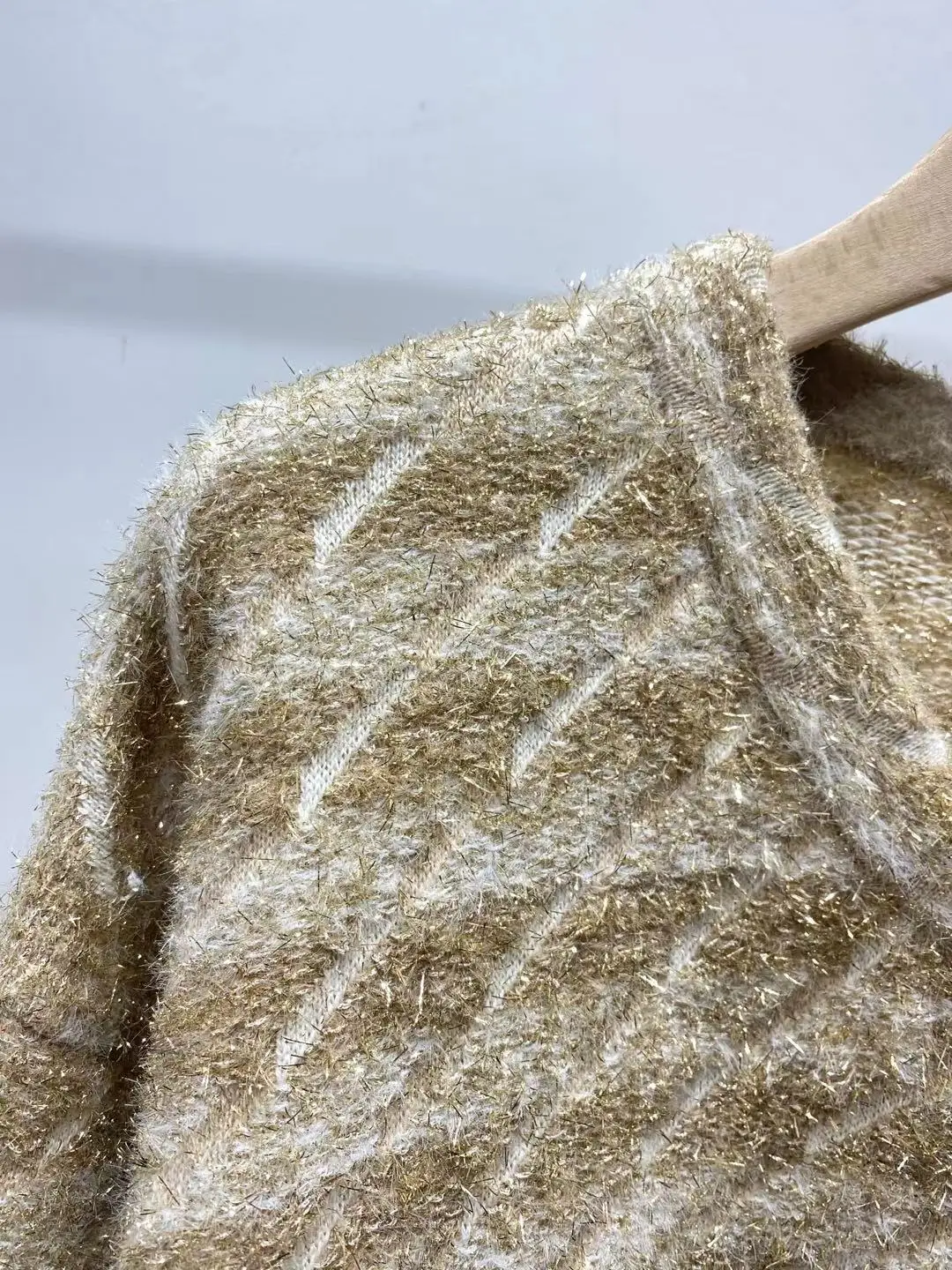 Женский яркий однобортный свитер с круглым вырезом и золотистой нитью клетчатый